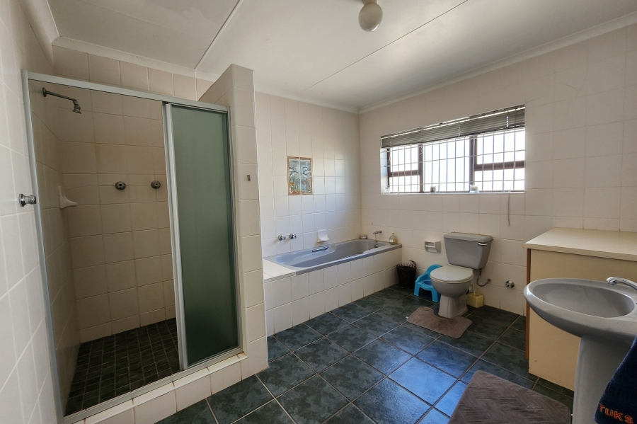 6 Bedroom Property for Sale in Wavecrest Eastern Cape